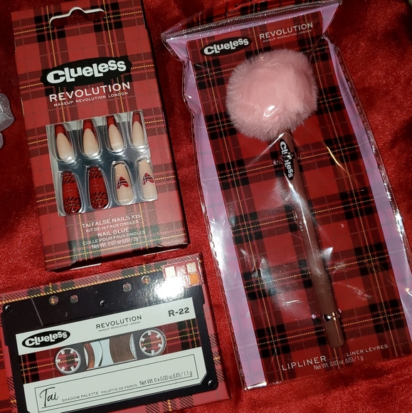 Makeup Revolution Clueless Tai Makeup Bundle - Picture 3 of 3